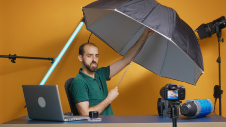 e-commerçante-professionnel-photographie-un-parapluie-en-studio