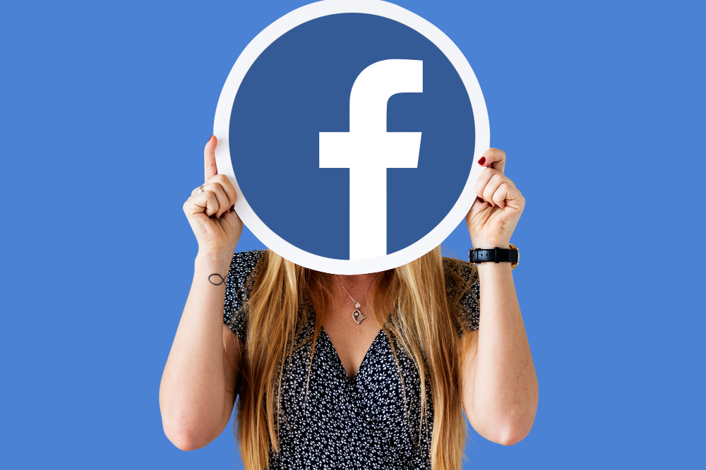 femme montrant icone facebook